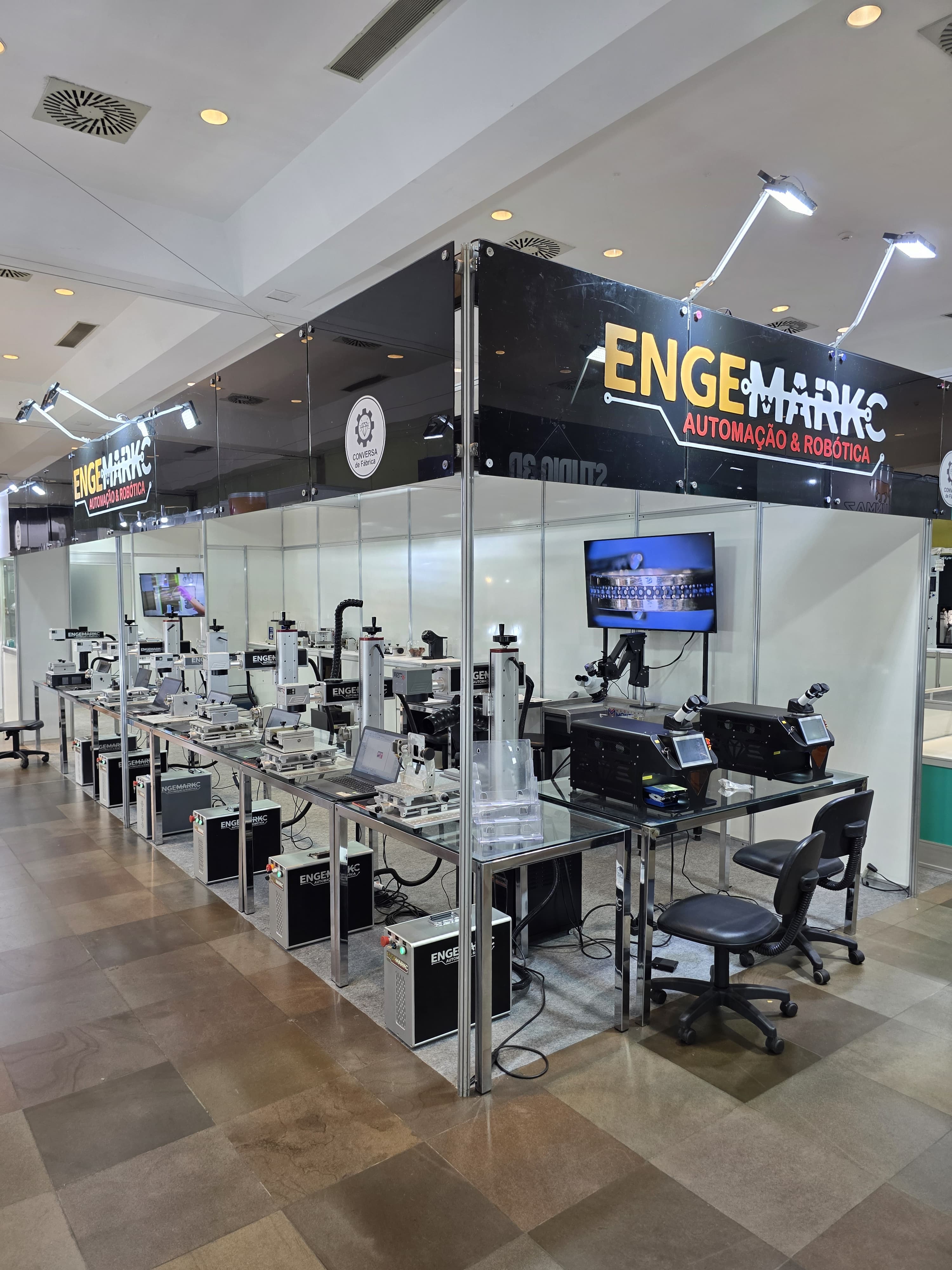 Profissional usando laptop